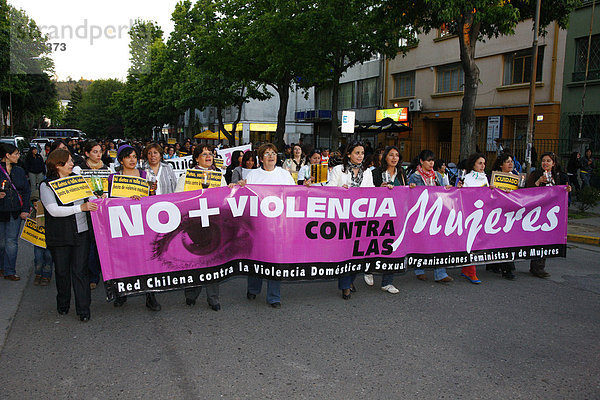 Demonstration  Gewalt gegen Frauen  ConcepciÛn  Chile  Südamerika