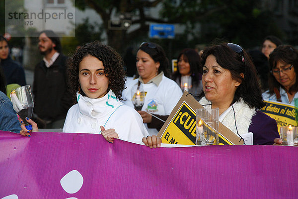 Frauen während der Demonstration  Gewalt gegen Frauen  ConcepciÛn  Chile  Südamerika