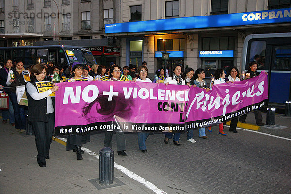 Frauen demonstrieren gegen Gewalt  ConcepciÛn  Chile  Südamerika