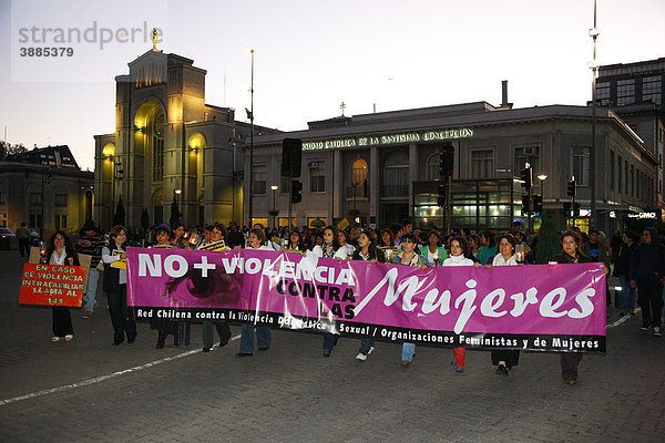 Frauen demonstrieren gegen Gewalt  Universität  ConcepciÛn  Chile  Südamerika