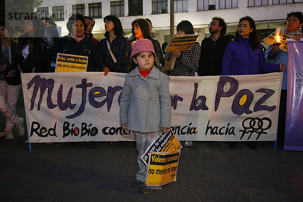 Mädchen während einer Demonstration  Gewalt gegen Frauen  ConcepciÛn  Chile  Südamerika