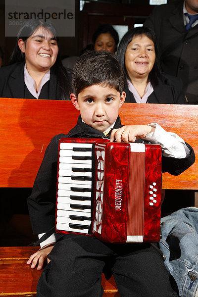 Junge mit Ziehharmonika  Gottesdienst  Bergbaustadt Lota  Chile  Südamerika