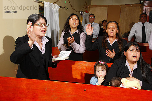 Frauen singen  Gottesdienst  Bergbaustadt Lota  Chile  Südamerika