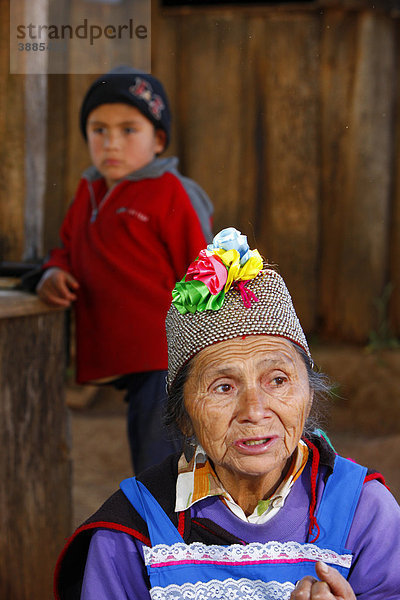 Mapuche Frau mit Enkelsohn  Schamanin  Region Bio-Bio  Chile  Südamerika