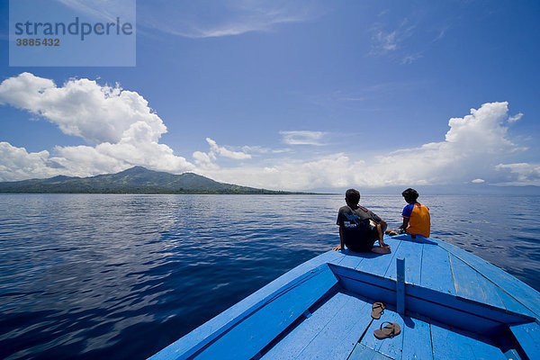 Junges Paar sitzt am Bug eines Holzboots  Siladen Insel  Sulawesi  Indonesien  Südostasien