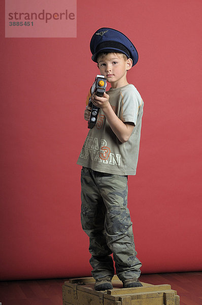 6jähriger Junge mit Militärhose  Wasserpistole und Mütze