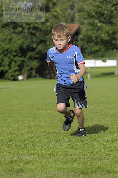 6jähriger Junge läuft über den Fußballplatz  Egmating  Kreis Ebersberg  Oberbayern  Bayern  Deutschland  Europa