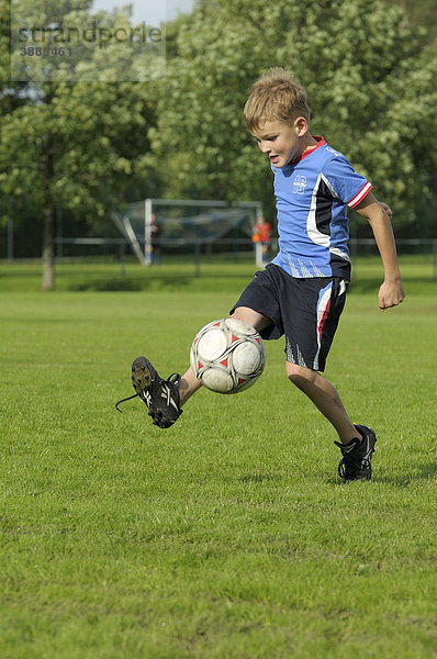 6jähriger Junge spielt Fußball  Egmating  Kreis Ebersberg  Oberbayern  Bayern  Deutschland  Europa