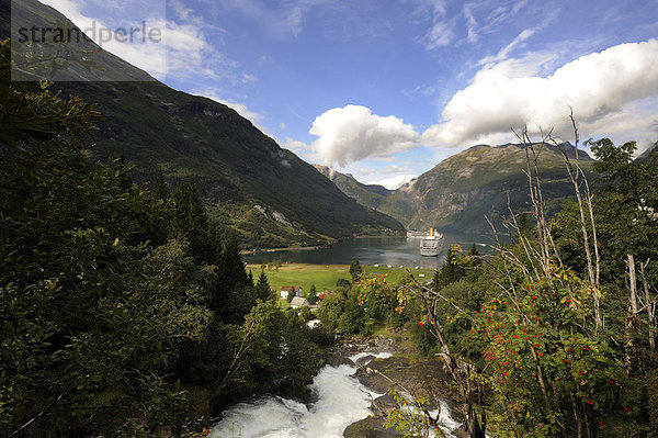 Blick vom Flydalsjuvet auf den Geirangerfjord  UNESCO Welterbe  Norwegen  Skandinavien  Nordeuropa