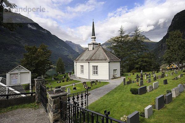 Geiranger Kirche mit Friedhof  Geiranger  Geirangerfjord  UNESCO Welterbe  Norwegen  Skandinavien  Nordeuropa