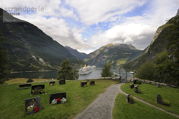 Blick vom Geiranger Friedhof über den Geirangerfjord  UNESCO Welterbe  Norwegen  Skandinavien  Nordeuropa