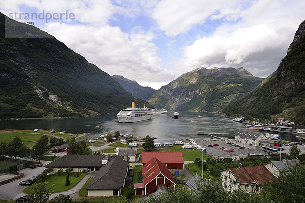 Blick vom Flydalsjuvet auf den Ort Geiranger  Geirangerfjord  UNESCO Welterbe  Norwegen  Skandinavien  Nordeuropa