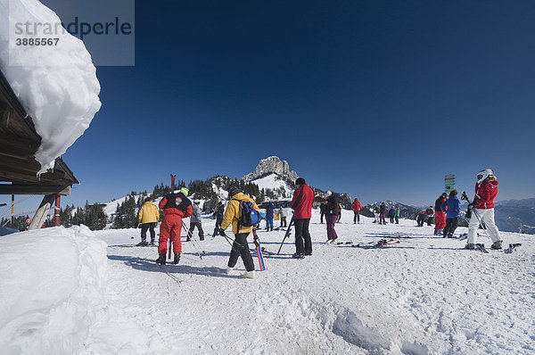 Wintersportler machen sich zur Abfahrt fertig  Skifahrer  Snowboarder  Chiemgauer Alpen  Kampenwand  Bayern  Deutschland  Europa