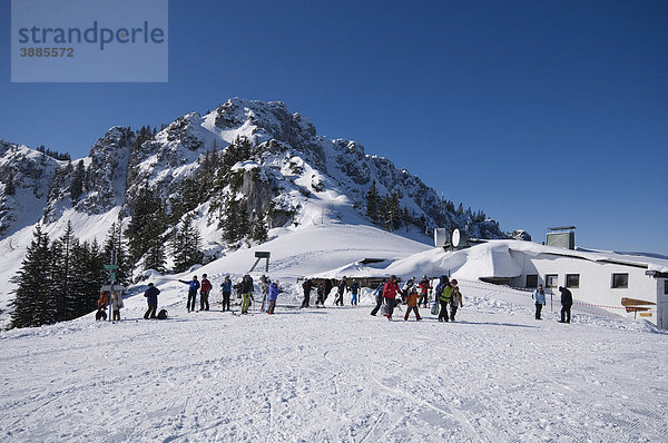 Wintersportler auf Bergkamm  Eltern mit Kindern  Skifahrer in den Chiemgauer Alpen  Scheibenwand  Bayern  Deutschland  Europa