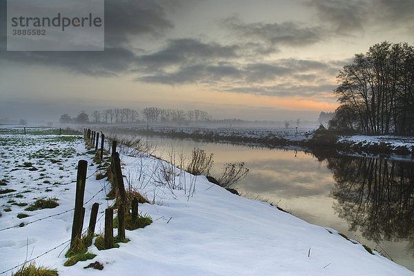 Morgenstimmung im Winter am Ufer der Vechte  Ommen  Holland  Niederlande  Europa