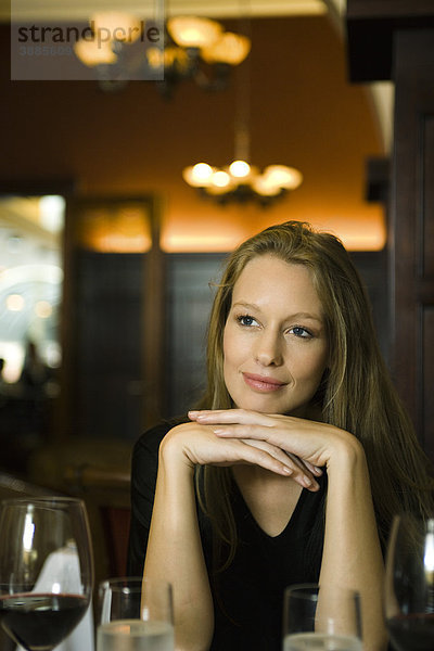 Frau träumt im Restaurant  Portrait