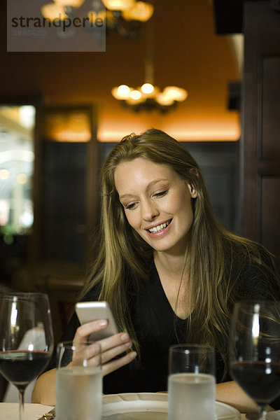Frau SMS im Restaurant