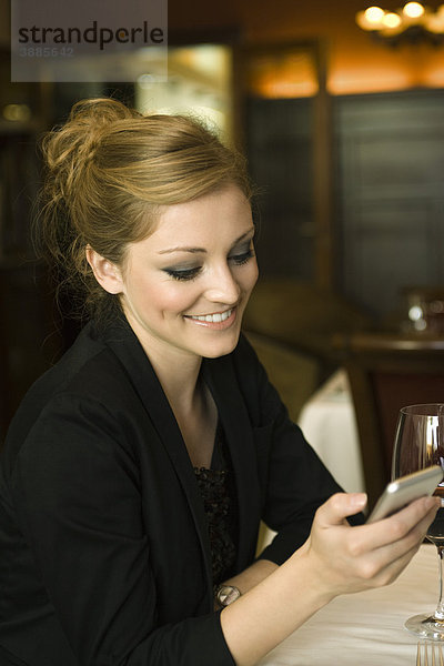 Frau SMS im Restaurant