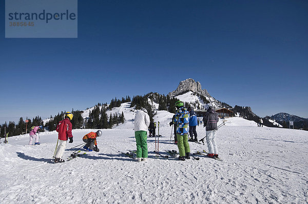 Wintersportler rüsten sich in der Nähe der Kampenwand zur Abfahrt  Aschau  Chiemgau  Bayern  Deutschland  Europa