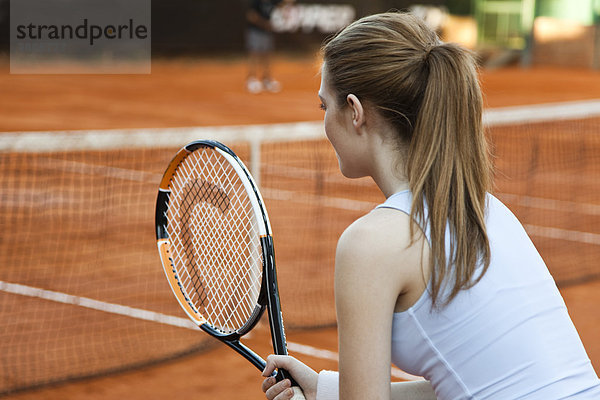 Teenager-Mädchen beim Tennisspielen