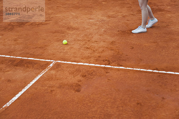 Tennisspieler nähert sich dem verpassten Ball  abgeschnitten