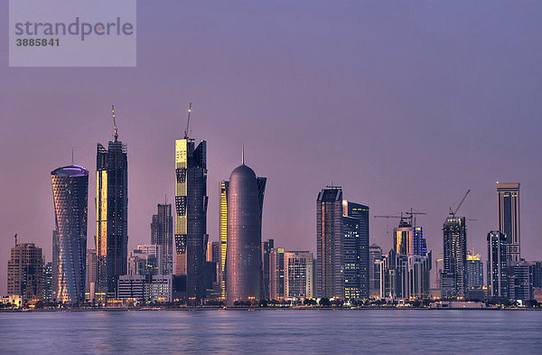 Dämmerungsaufnahme Skyline Doha  Tornado Tower  Navigation Tower  Peace Towers  Al-Thani Tower  Doha  Katar  Qatar  Persischer Golf  Naher Osten  Asien