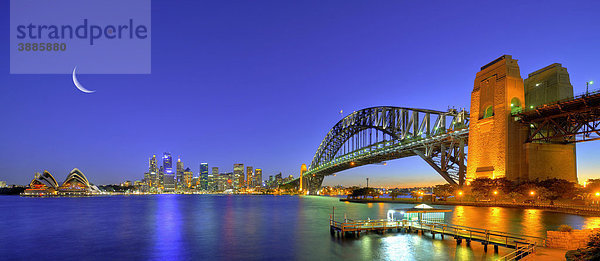 Panoramaaufnahme Sydney Opera House  Opernhaus  Sydney Harbour Bridge  Hafen  Sydney Skyline  Central Business District  Mond  Nachtaufnahme  Sydney  New South Wales  Australien