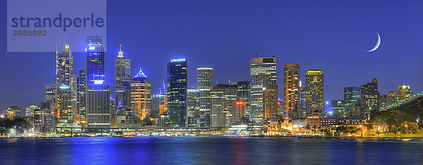 Panoramaaufnahme Sydney Hafen Skyline  Central Business District  Mond  Nachtaufnahme  Sydney  New South Wales  Australien