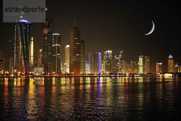 Nachtaufnahme Skyline Doha  Tornado Tower  Navigation Tower  Peace Towers  Al-Thani Tower  Mond  Doha  Katar  Qatar  Persischer Golf  Naher Osten  Asien