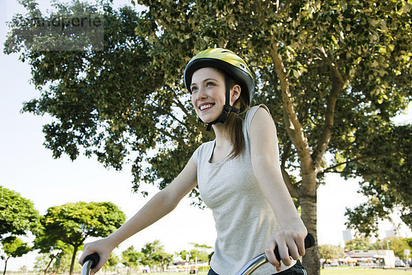 Teenagerin auf dem Fahrrad  Portrait