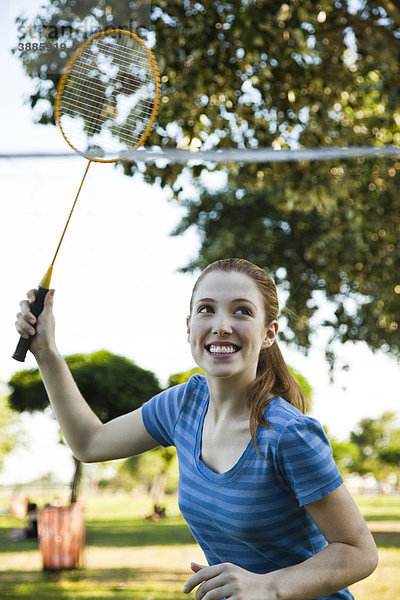 Teenagerin spielt Badminton