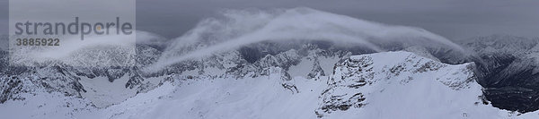 Sturmwolken über dem Zugspitzplatt im Winter  Zugspitze  Wettersteingebirge  Bayern  Deutschland  Europa