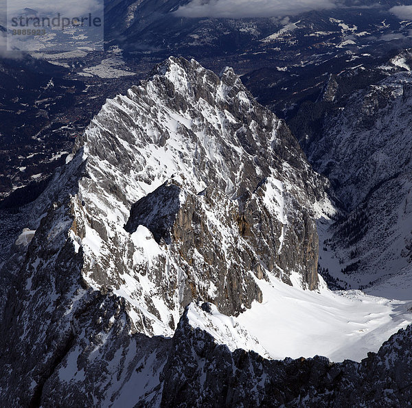 Ein Vorgipfel der Zugspitze im Winter  Zugspitze  Wettersteingebirge  Bayern  Deutschland  Europa