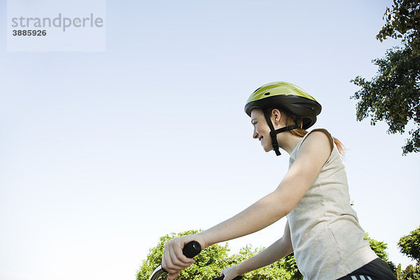 Teenagerin auf dem Fahrrad