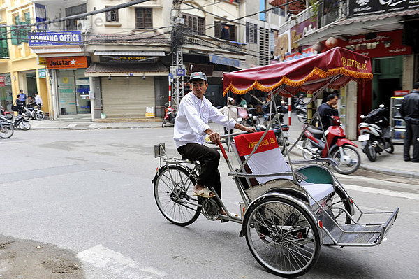 Straßenszene mit Fahrradrikscha  Hanoi  Nordvietnam  Vietnam  Südostasien  Asien
