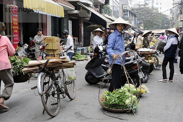 Straßenszene mit Gemüseverkäuferin  Hanoi  Nordvietnam  Vietnam  Südostasien  Asien