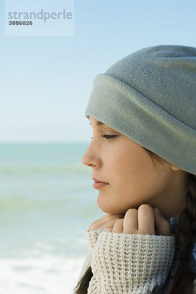 Teenagerin am Strand  Profil  Portrait