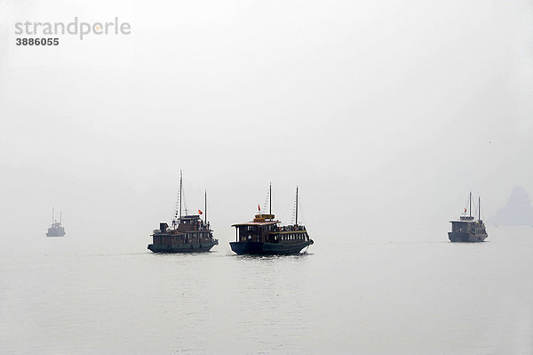 Schiffe im Nebel  Halong Bucht  Vinh Ha Long  Nordvietnam  Vietnam  Südostasien  Asien