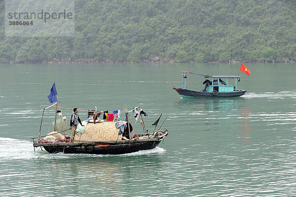 Boote in der Halong Bucht  Vinh Ha Long  Nordvietnam  Vietnam  Südostasien  Asien