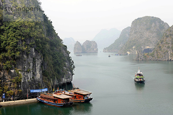 Schiffe in der Halong Bucht vor der Bo Hon Insel  Vinh Ha Long  Nordvietnam  Vietnam  Südostasien  Asien