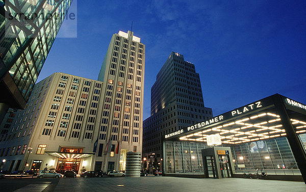 Hochhäuser am Potsdamer Platz  Sony Center  DB Tower und Beisheim Center mit Ritz Carlton Hotel  Berlin Tiergarten  Berlin  Deutschland  Europa