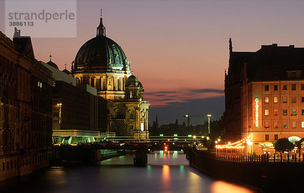 Berliner Dom mit rotem Abendhimmel  Spree  Nikolaiviertel  Palast der Republik  Berlin-Mitte  Berlin  Deutschland  Europa
