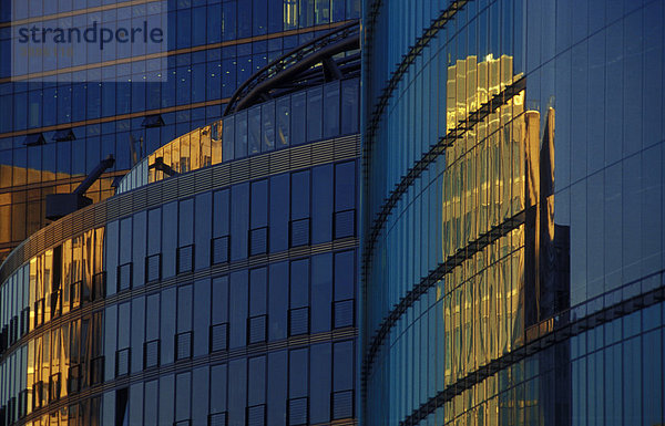 Sony Center  Außenansicht und Glasfassade mit Spiegelung vom Ritz Carlton Hotel und Beisheim Center  Potsdamer Platz  Berlin Tiergarten  Berlin  Deutschland  Europa