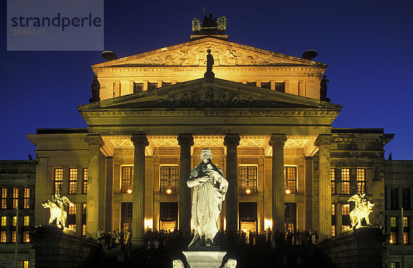 Schauspielhaus von Karl Friedrich Schinkel  heute Konzerthaus  mit Schiller Standbild am Gendarmenmarkt  Berlin Mitte  Berlin  Deutschland  Europa