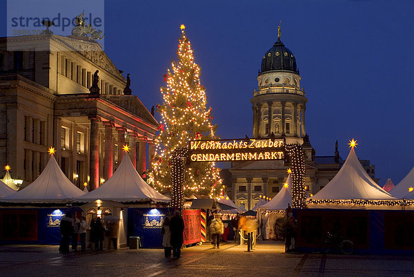 Weihnachtszauber  Weihnachtsmarkt am Gendarmenmarkt  Schauspielhaus oder Konzerthaus  Französischer Dom  Berlin Mitte  Berlin  Deutschland  Europa