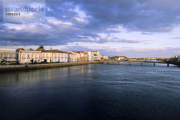 Altstadt mit Fluss Rio Gilao  Tavira  Algarve  Portugal  Europa