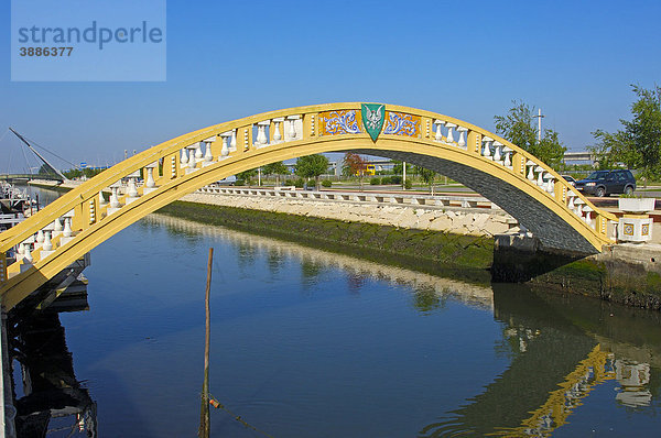 Brücke über den Sao Roque Kanal  Aveiro  Beiras oder Beira Region  Portugal  Europa