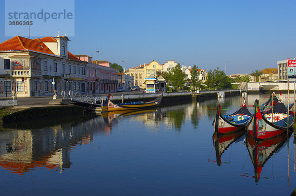 Traditionelle Moliceiro Boote  Canal Central  Aveiro  Beiras oder Beira Region  Portugal  Europa