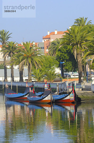 Traditionelle Moliceiro Boote  Canal Central  Aveiro  Beiras oder Beira Region  Portugal  Europa
