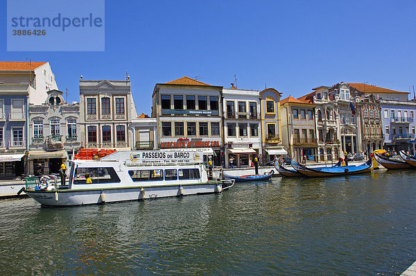 Moliceiros  traditionelle Boote  Zentraler Kanal  Distrikt Aveiro  Region Beira  Portugal  Europa